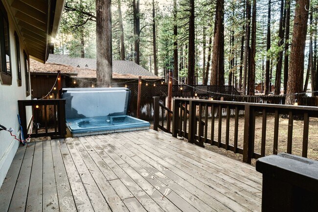 Building Photo - Centrally Located 3 Bedroom House with Fully Fenced in Backyard- Pet Friendly!