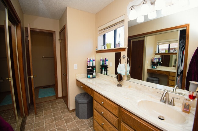 Building Photo - 4901 N Rogers Dr