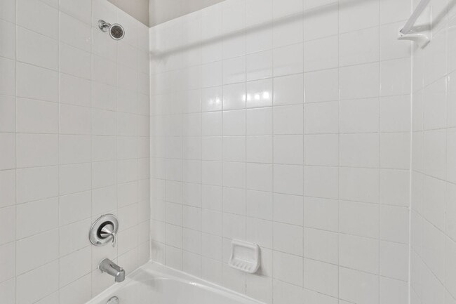 Building Photo - MOVE IN SPECIAL- 4/2.5 Town Home w/ Loft a...