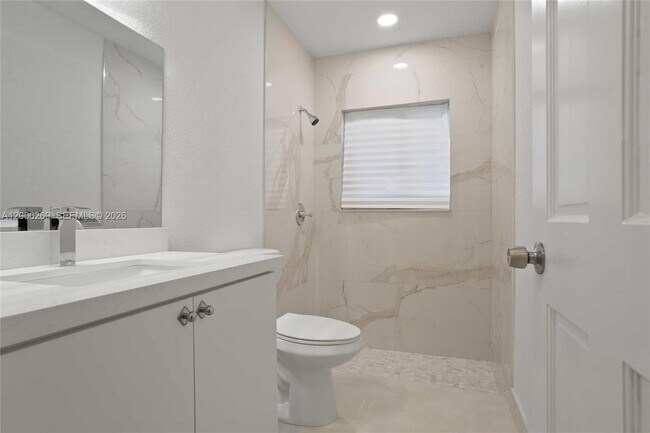 Building Photo - 8881 N Lake Dasha Dr