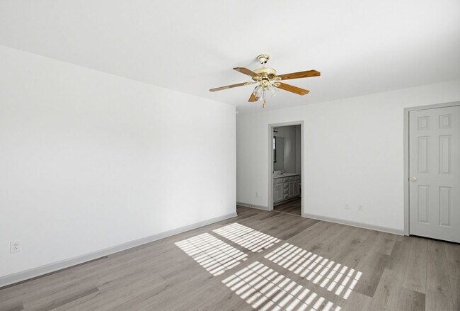 Building Photo - Beautifully Updated 3 bedroom, 2 bathroom Brick Ranch in Lexington