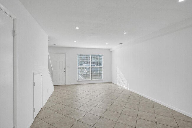Building Photo - 2884 S Cambridge Ln