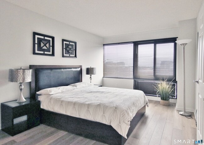 Building Photo - 127 Greyrock Pl