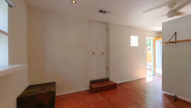 Building Photo - 1st Month Free! Old Town Charm! 2 Bedroom ...
