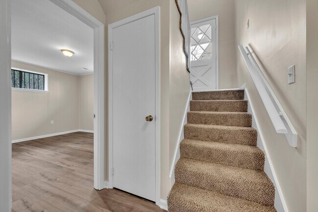 Building Photo - 5568 Spanish Trce