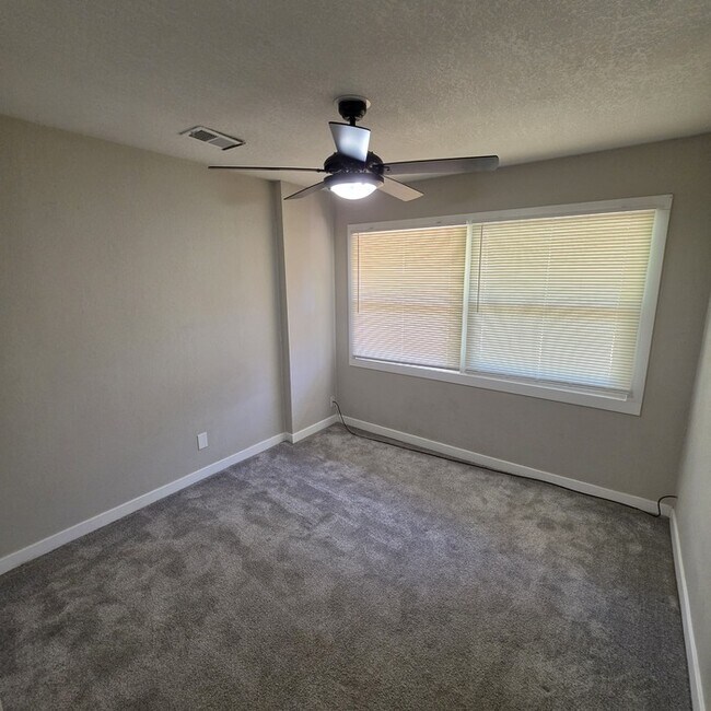 Building Photo - Beautiful 4 bedrooms and 2 full baths home located on E 113th St in Kansas City, MO