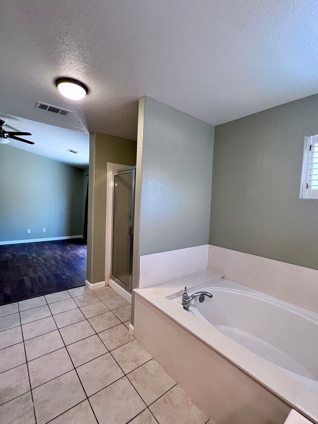 Building Photo - 654 Winery Ct