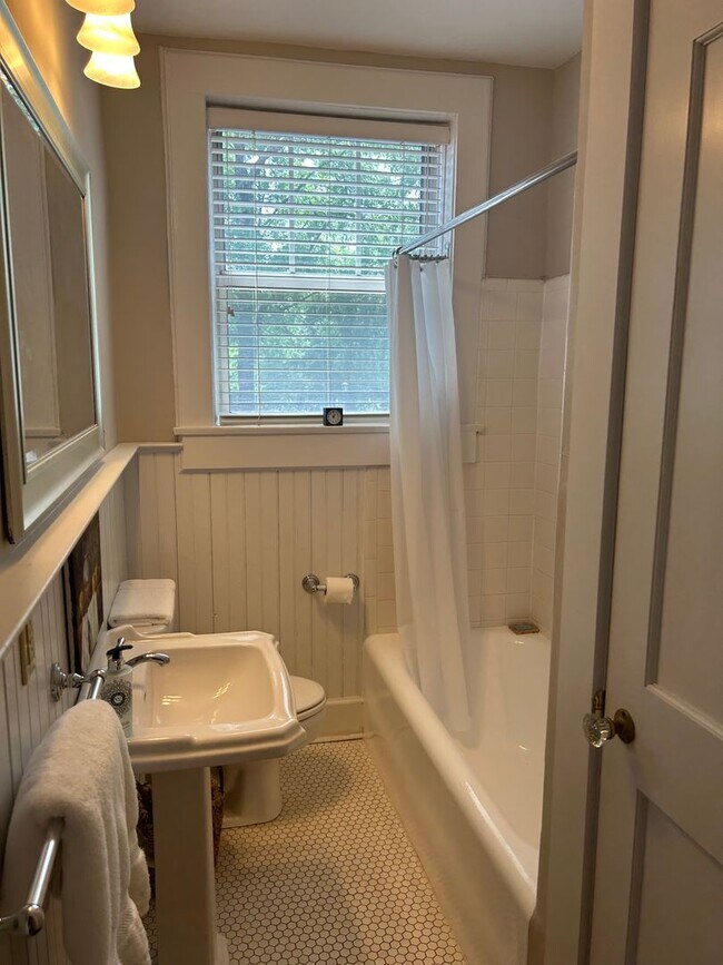 Building Photo - Greenville, 1BD/1BA, 800SF