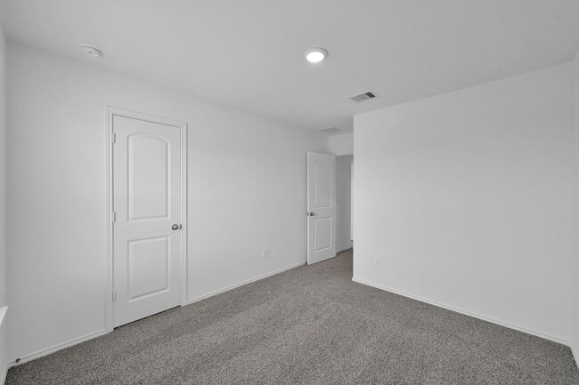 Building Photo - Never lived in 4 bed 3 bath with water views