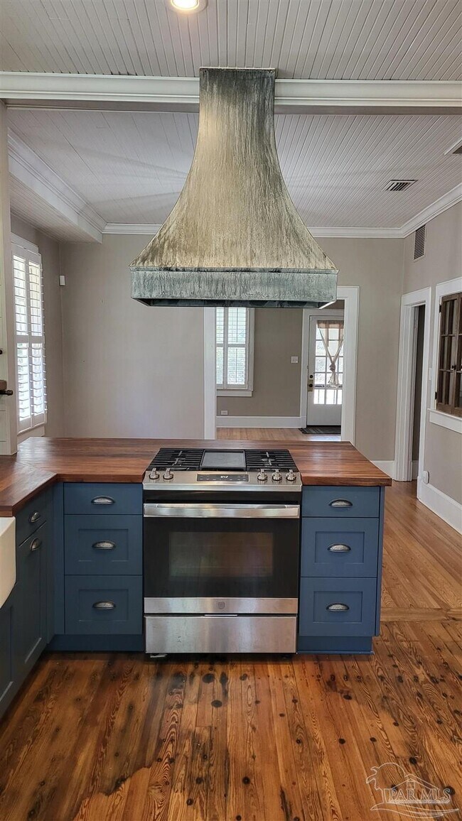 Building Photo - 1800 E Lloyd St