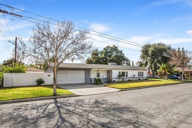 Building Photo - 581 W 29th St