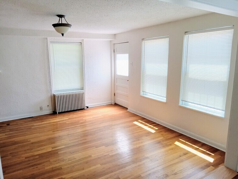 Building Photo - 700 W 17th St