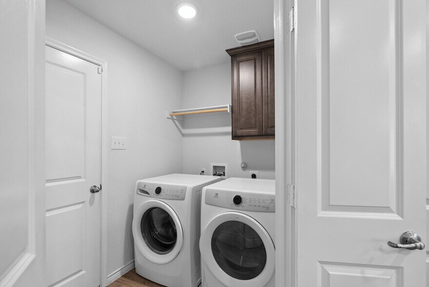 Building Photo - 3057 Maverick Dr