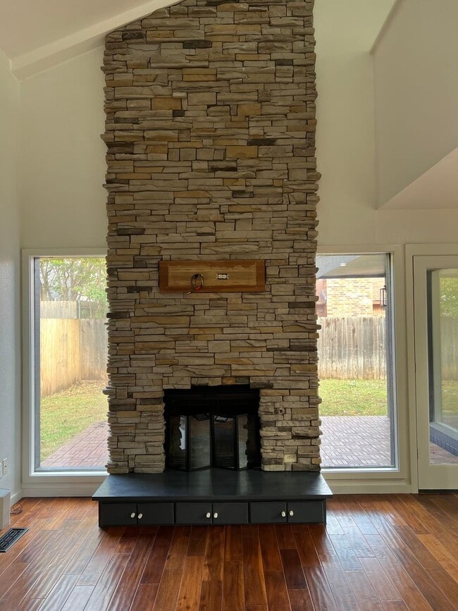 Building Photo - (2)Bed/(2.5) Bath + Study and Storm Shelter Avail Dec 1!