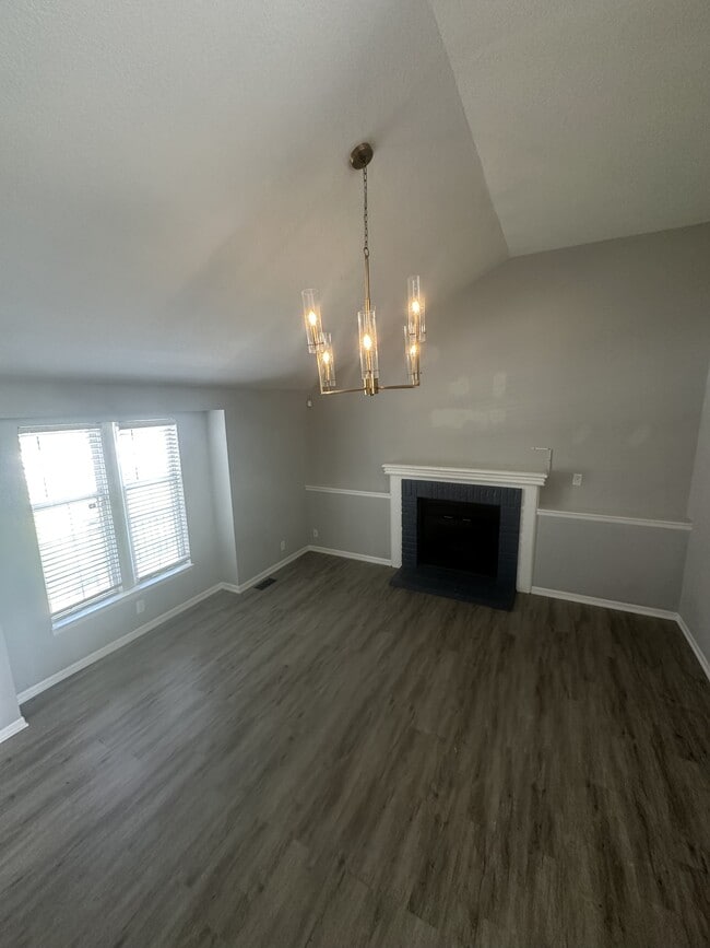 Building Photo - 9911 Parkview Ave