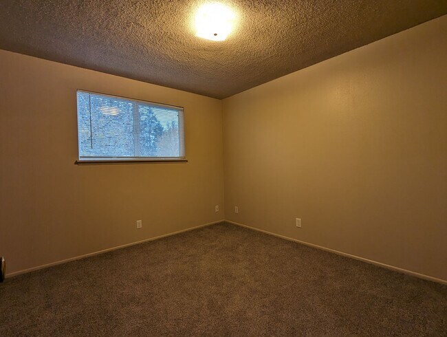 Building Photo - Great 2-Story, 2-Bedroom, 1.5-Bath Duplex In Springfield!