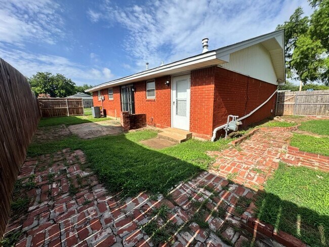 Building Photo - 2 bed , 1 and a 1/2 bath, garage conversion with two living rooms and a storage space! Moore scho...