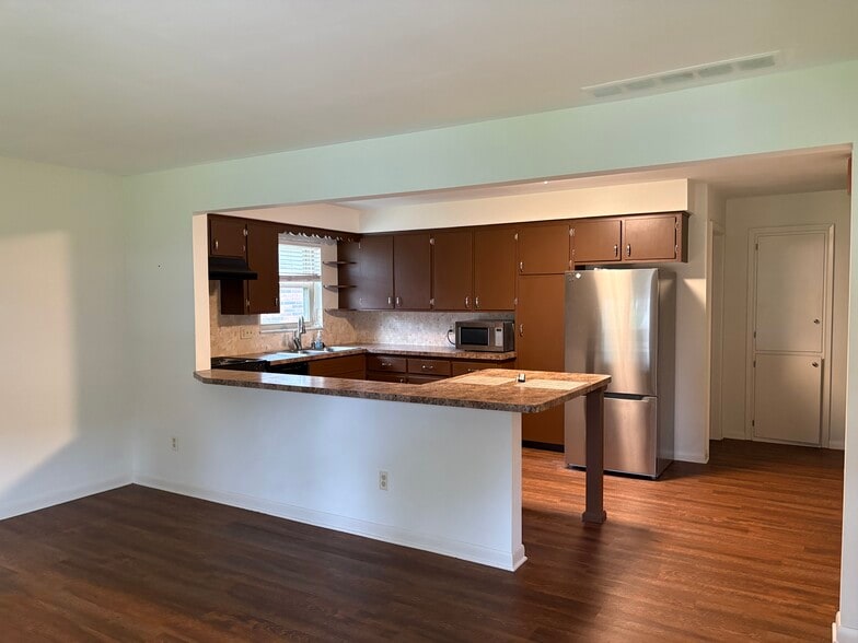 Building Photo - 817 Hollywood Cir