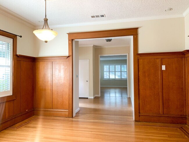 Building Photo - Exceptional Mountain View Home with Guest Suite Near Downtown