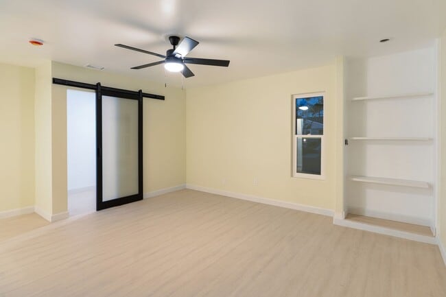 Building Photo - Large 5 Bedroom 4 bathroom Home