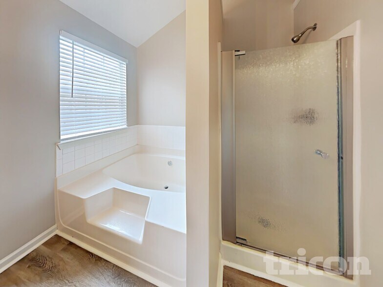 Building Photo - 128 Hidden Creek Dr