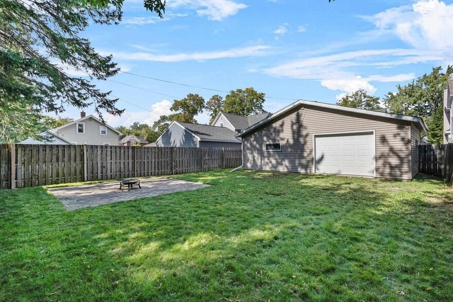 Building Photo - 1025 W 8th St