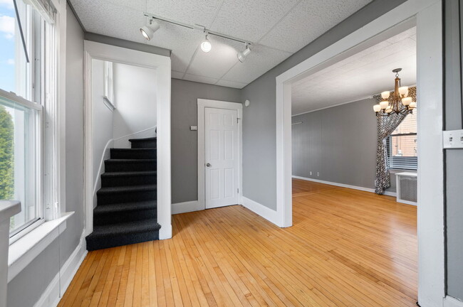 Building Photo - 809 W Touhy Ave