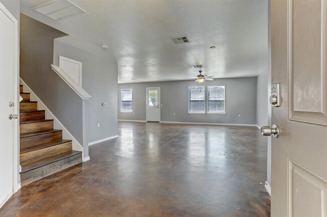 Building Photo - 5913 Silver Screen Dr