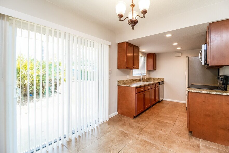 Building Photo - 2843 Kinnon Dr