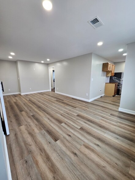 Building Photo - 4904 Sherman Oaks Dr