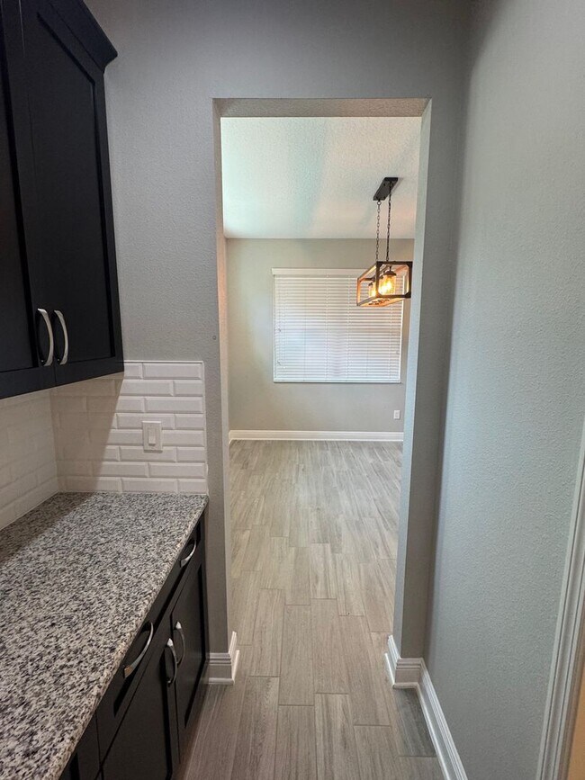 Building Photo - Spacious 5-Bedroom Riverview Home