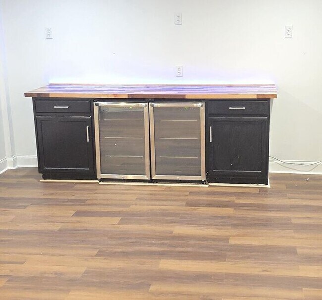 Building Photo - 4 Bedrooms 3 Bathrooms