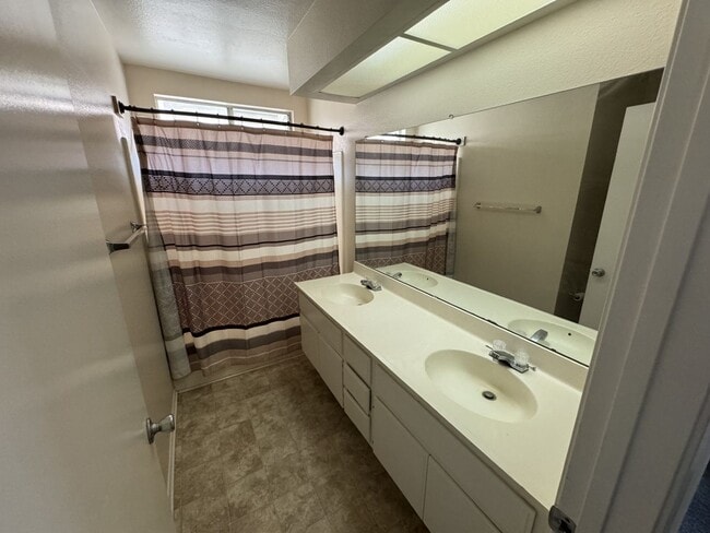 Building Photo - 4 bed 3 full bath house with 3 car attache...