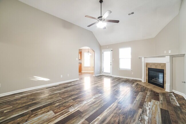 Building Photo - 78 Wren St