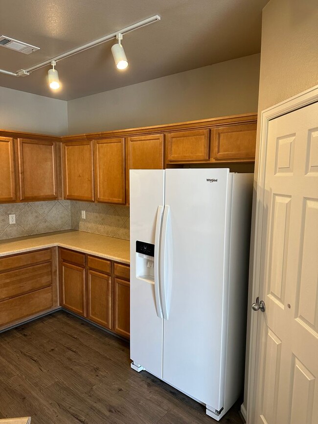 Building Photo - Mountain View Condo
