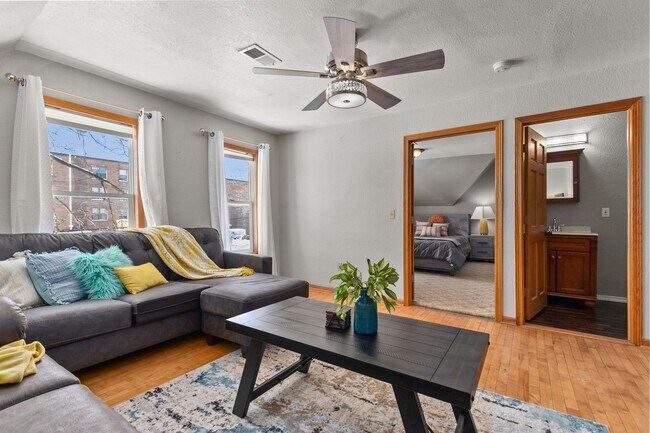 Building Photo - 1412 N Durkee St