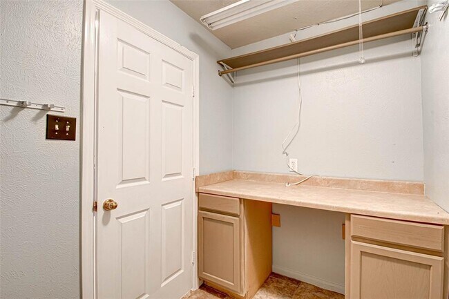 Building Photo - 18 Bonnaire Dr