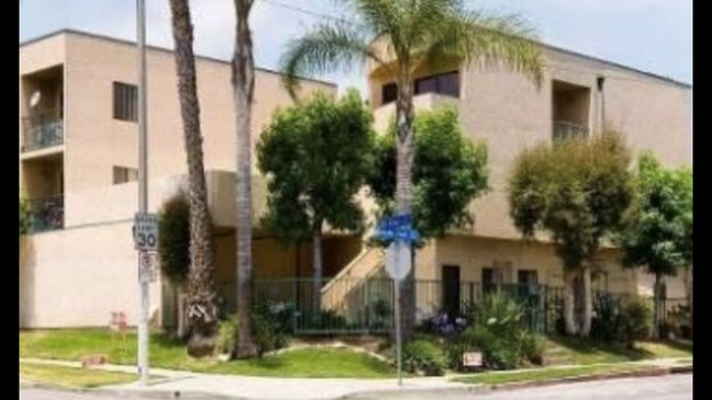 Primary Photo - 955 E Hyde Park Blvd