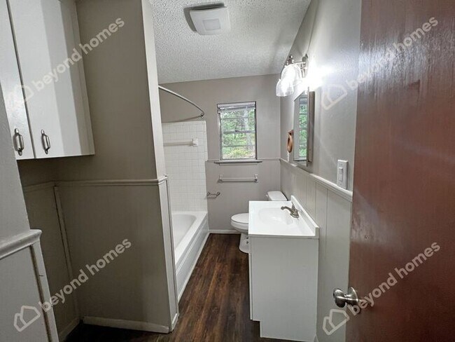 Building Photo - Beautiful and Modern 3 BD 1 BA with 1,196 ...