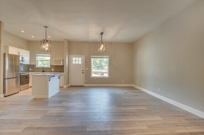 Building Photo - Modern 2 Bedroom Home Minutes from Downtow...