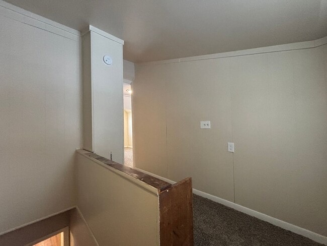 Building Photo - 3 Bedroom 1.5 Bath House - Parking/Laundry Hook-Ups!