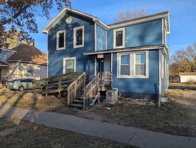 Primary Photo - Newly Renovated 4 bedroom house