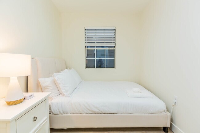 Building Photo - Newly Remodeled 5B4B. 2 mile from the Rose Parade!