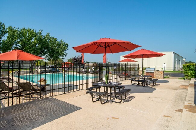 Building Photo - New Flooring and Upgrades!  2 Bedroom 1 Bath Available Now!