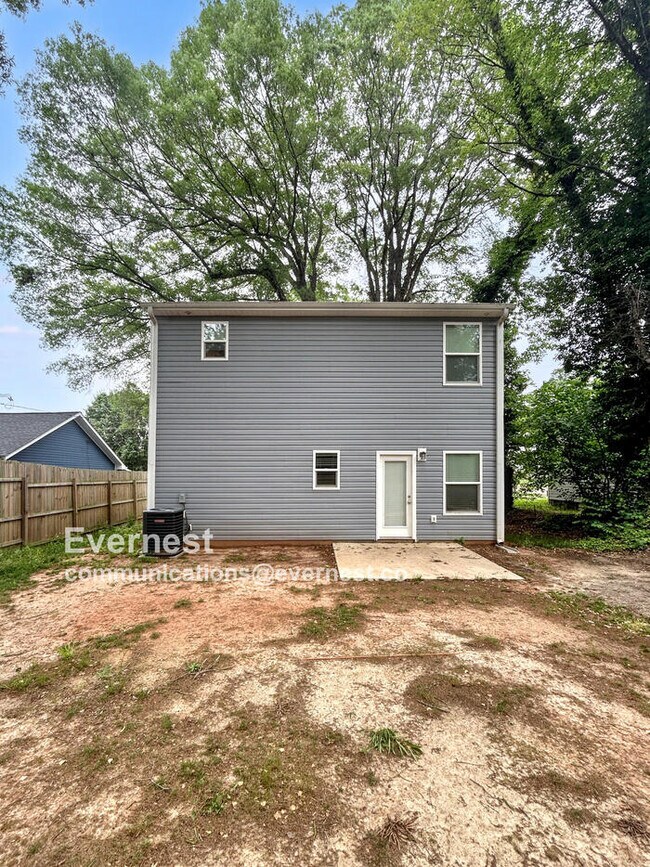 Building Photo - Bright 3-Bedroom Home with Modern Comforts...
