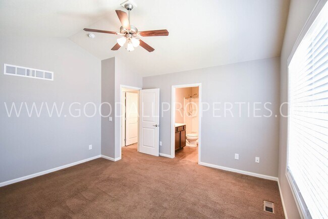 Building Photo - 1255 SE Waddell Way