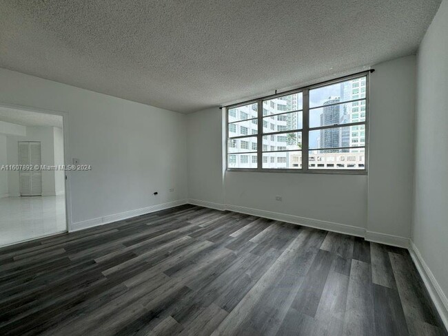 Building Photo - 801 Brickell Bay Dr