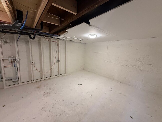 Building Photo - 2/1 Updated Hillyard Home