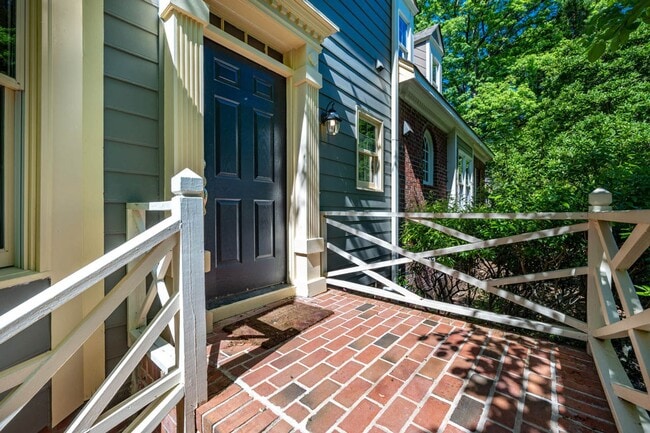 Building Photo - 1305 Hampshire Ct