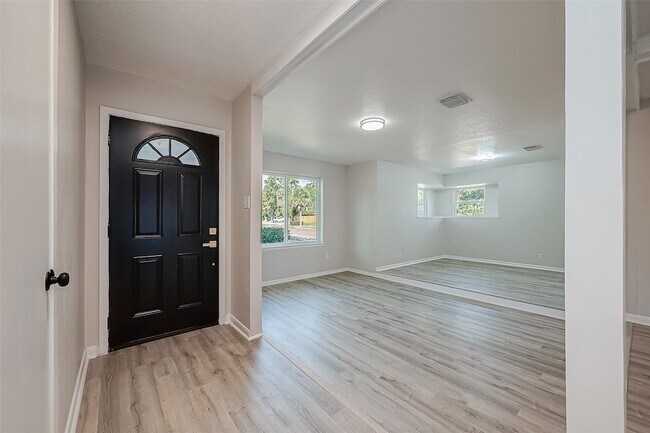Building Photo - 23130 Bayleaf Dr
